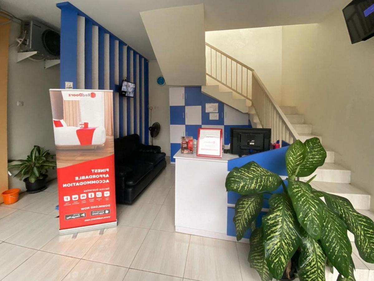 Отель Reddoorz Syariah @ Pahlawan Сидоарджо Экстерьер фото
